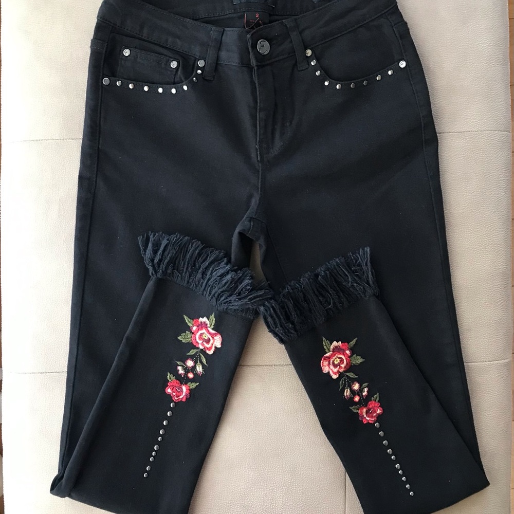 ♻️Reposted NWOT Earl Jeans embroidered & studded skinny jeans - Picture 2 of 16
